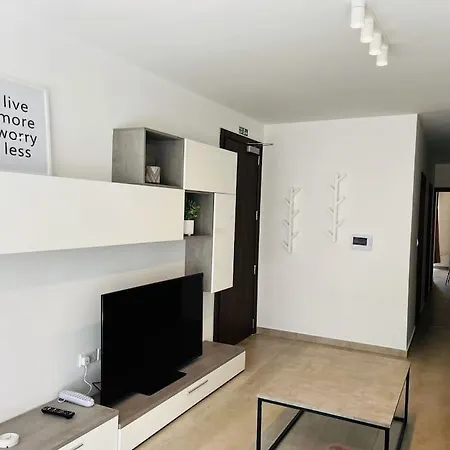 2br & Parking, Promenade Walks *
