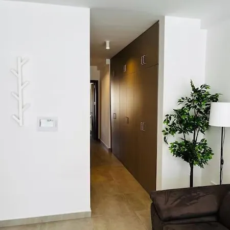 2br & Parking, Promenade Walks *