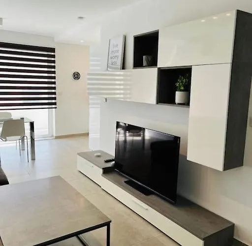 2br & Parking, Promenade Walks * Sliema