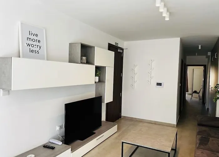 2br & Parking, Promenade Walks *