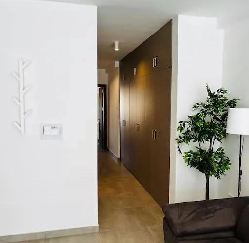 2br & Parking, Promenade Walks *